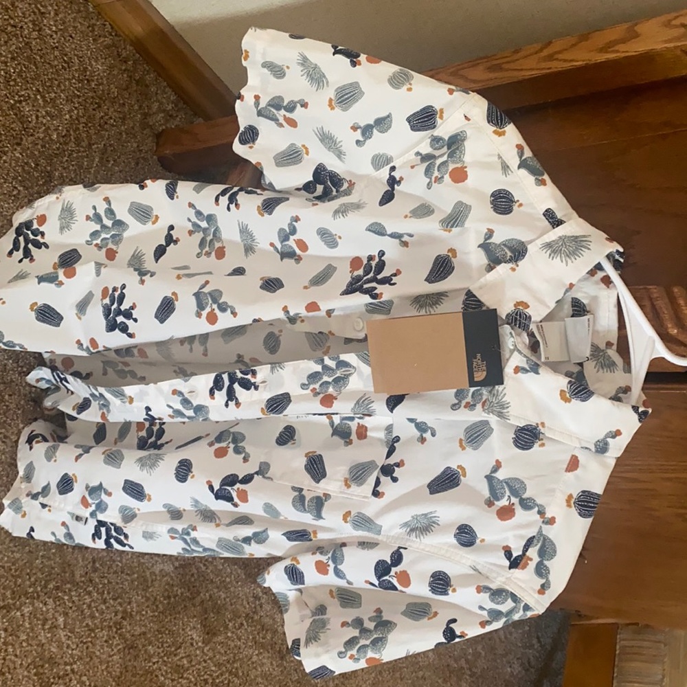 Men’s North Face short sleeve button down